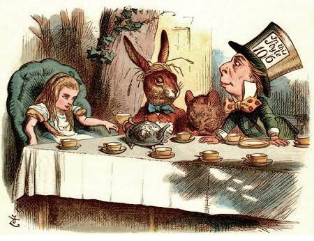 茶会上,代表"三维"的帽匠,三月兔和睡鼠边喝着下战书茶,边围着圆桌